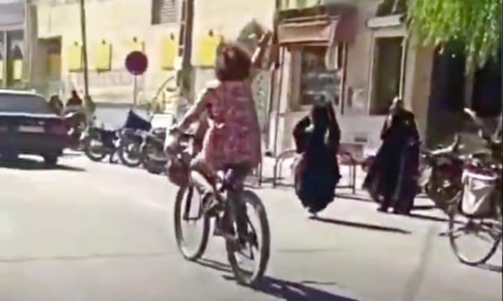 Mujer iraní es arrestada por pasear sin hiyab en frente de una mezquita. Noticias en tiempo real