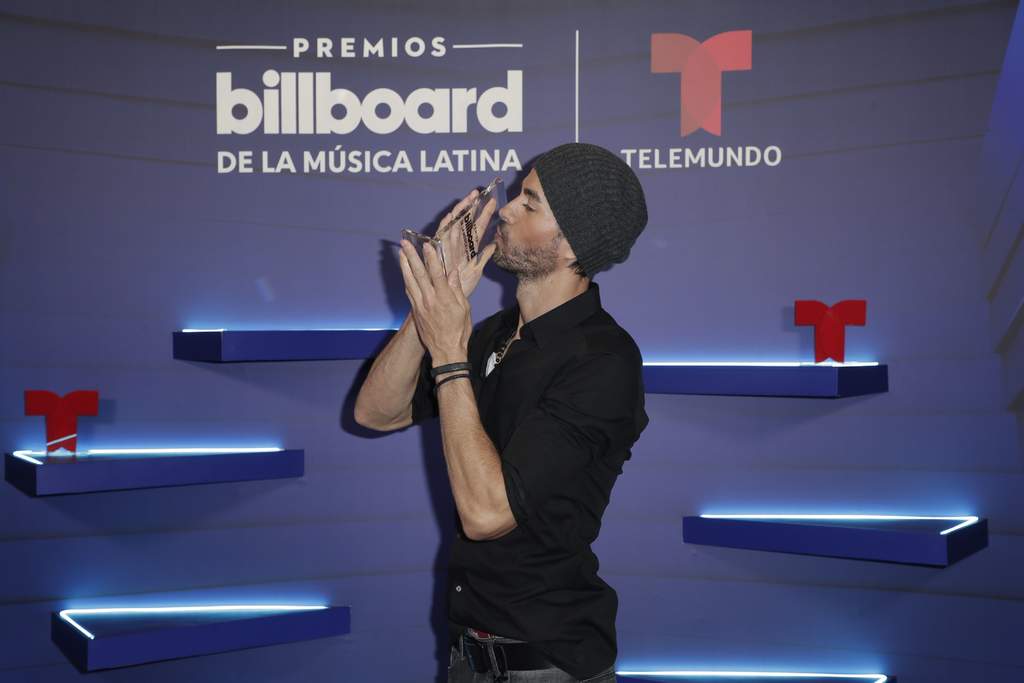 Critican a Enrique Iglesias por posar en el excusado con su Billboard. Noticias en tiempo real