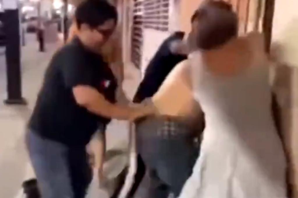 Indigna video viral en el que ultrajan a hombre durante una pelea. Noticias en tiempo real
