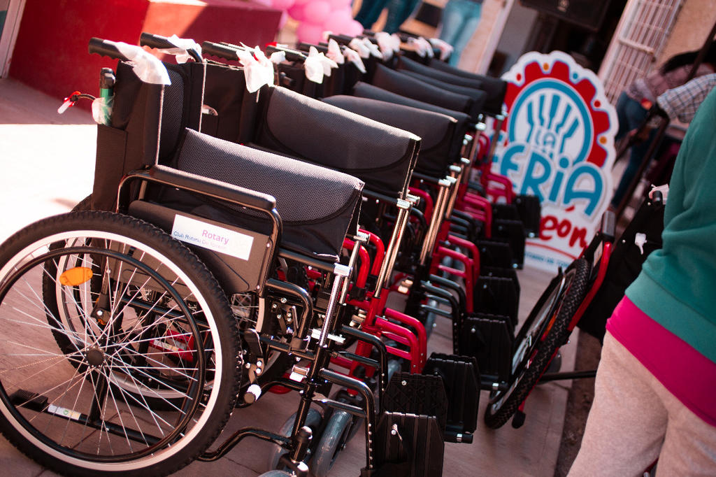 Rotarios y asociación civil entregan sillas de ruedas en Madero. Noticias en tiempo real