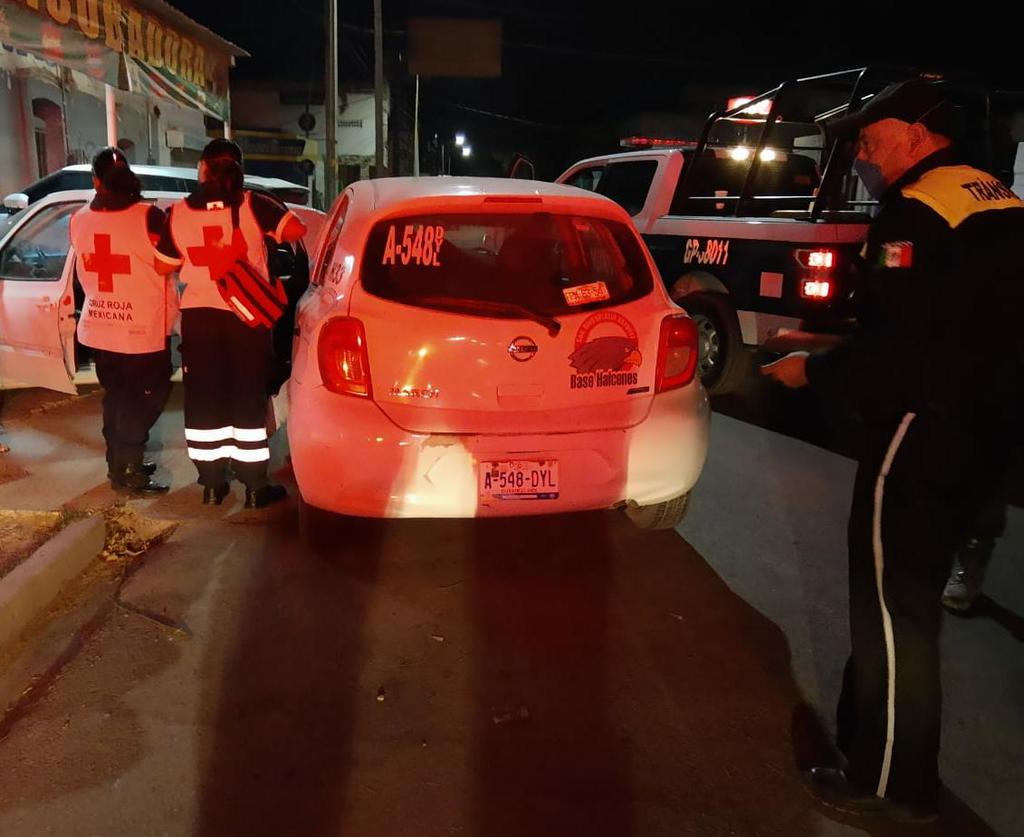 Conductor ebrio se impacta con autos estacionados en Gómez Palacio. Noticias en tiempo real