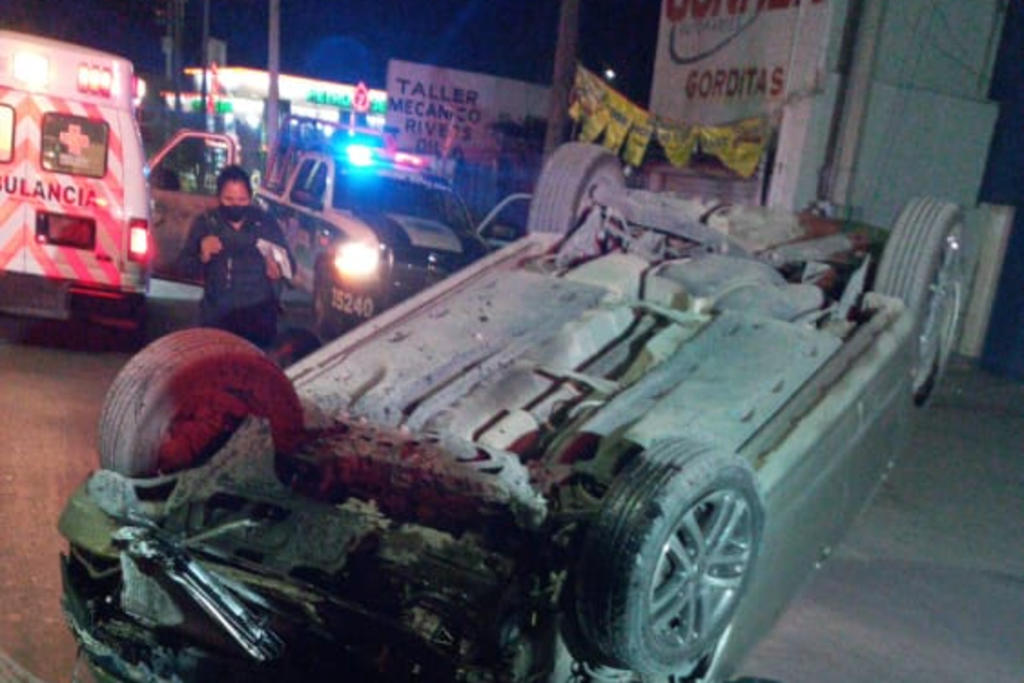 Vuelca en su auto luego de chocar contra poste en Torreón. Noticias en tiempo real