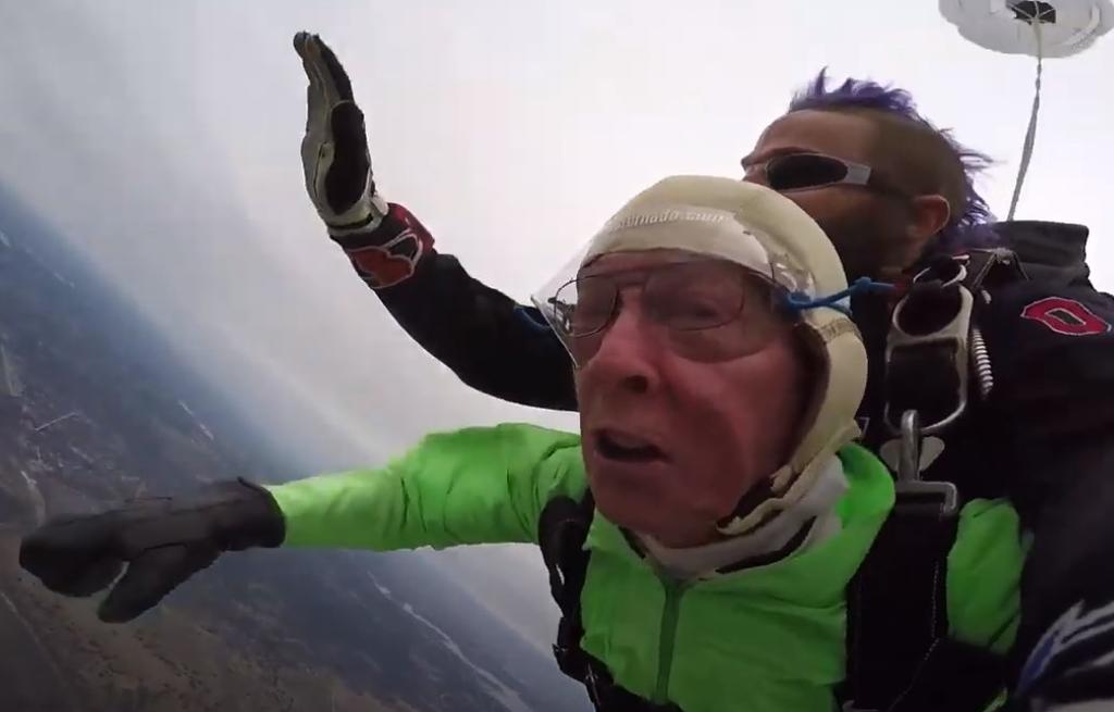 Anciano de 103 años se lanza de paracaídas y bate récord mundial. Noticias en tiempo real