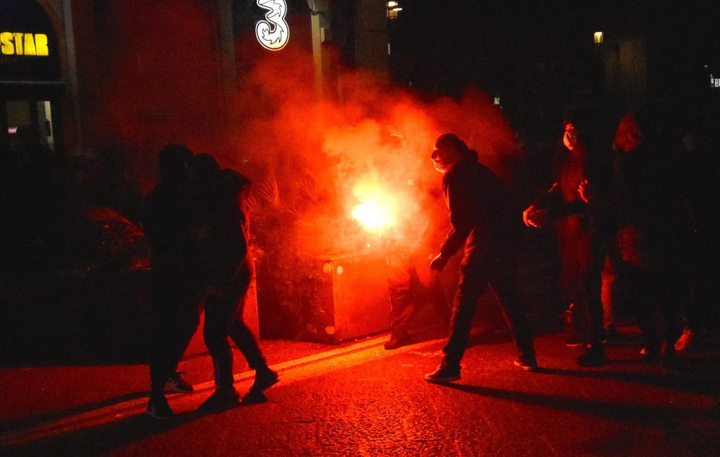 En Italia se desatan protestas y enfrentamientos tras cierres por rebrote. Noticias en tiempo real