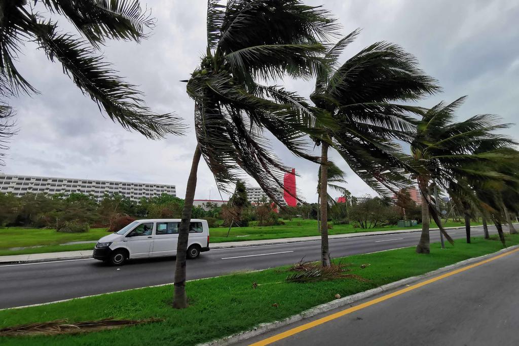 Huracán Zeta tocará tierra cerca de Península de Yucatán en próximas horas. Noticias en tiempo real