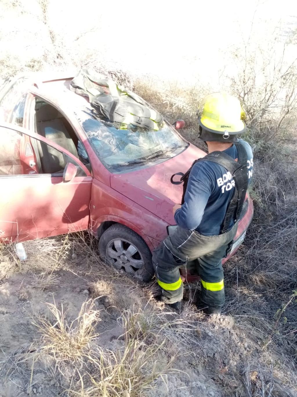 Veloz conductor sufre volcadura en Torreón. Noticias en tiempo real