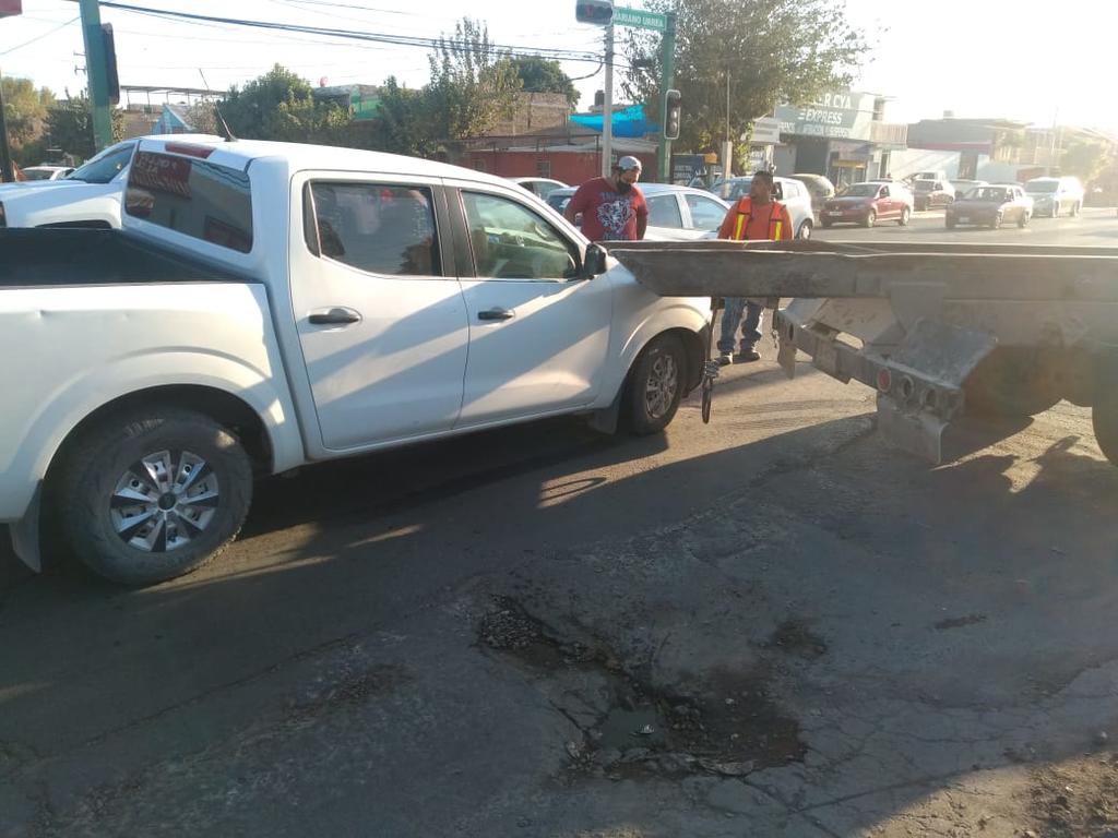 Camioneta choca por alcance contra un tractocamión en Gómez Palacio. Noticias en tiempo real