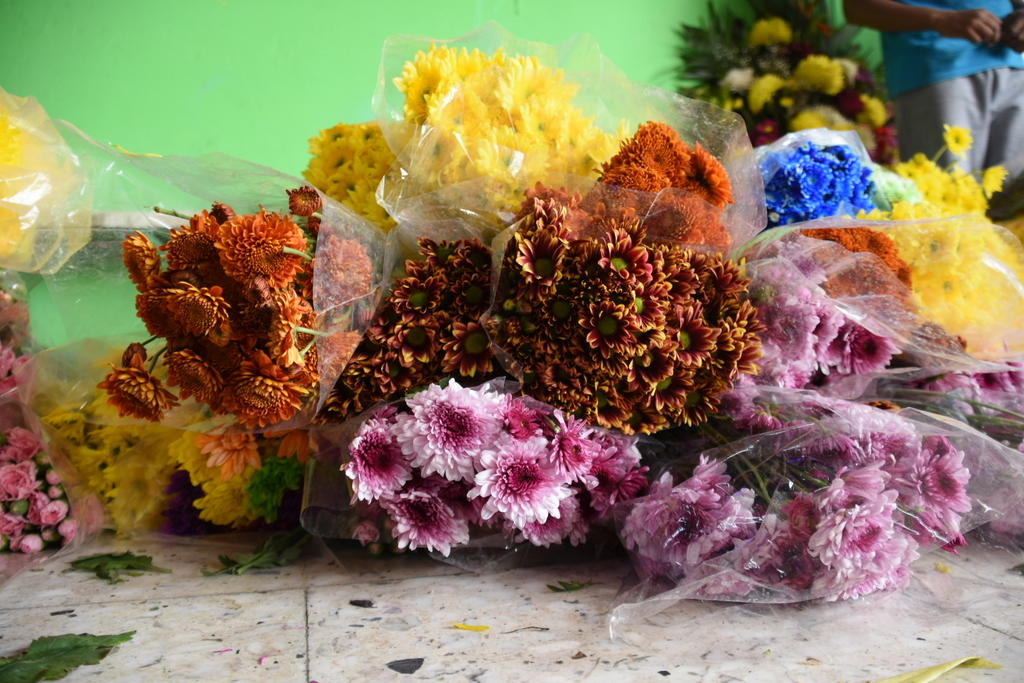 Acercan venta de flores a zona urbana de Torreón ante cierre de panteones. Noticias en tiempo real