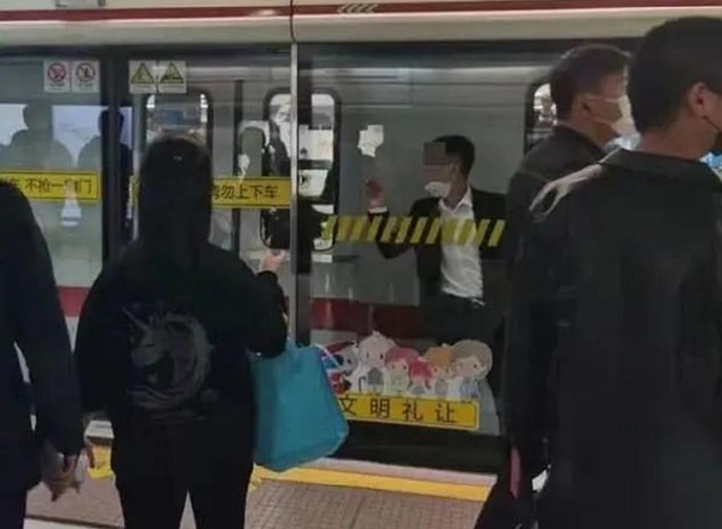 Hombre queda atrapado entre un vagón de metro y una valla de contención. Noticias en tiempo real