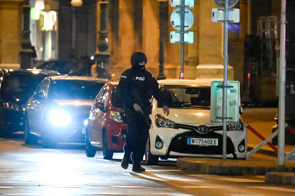 Confirma Policía varios muertos tras atentados en Viena