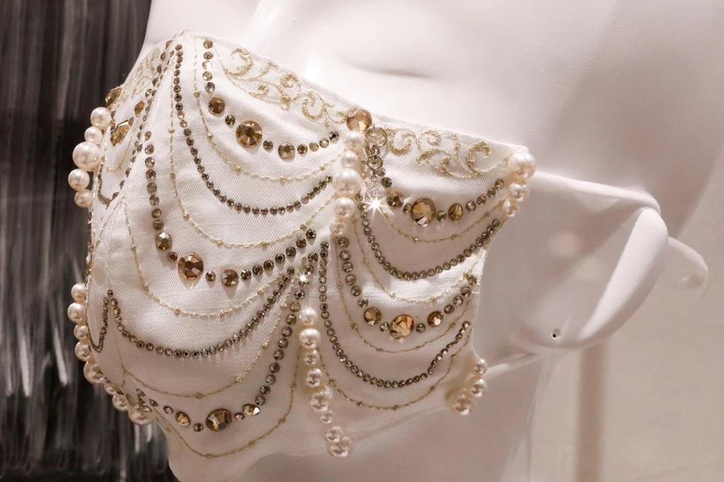 Cubrebocas con incrustaciones de diamante y perlas cuesta 192 mil pesos. Noticias en tiempo real