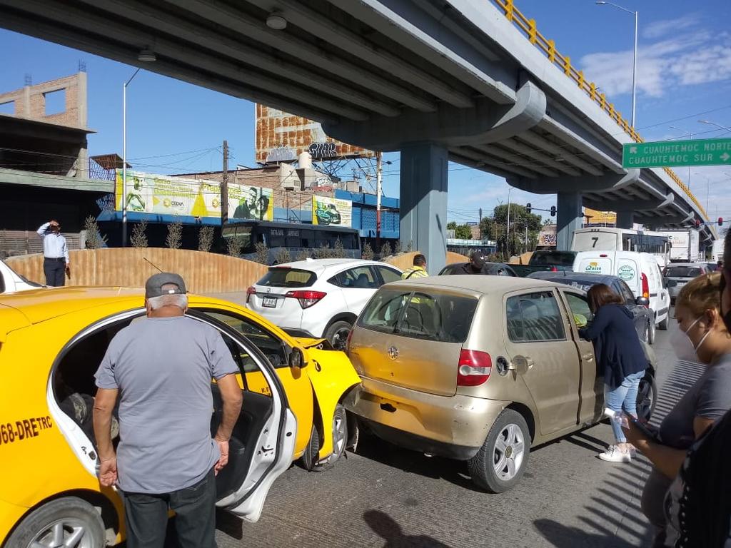 Taxi en Torreón provoca triple choque en bulevar Revolución. Noticias en tiempo real