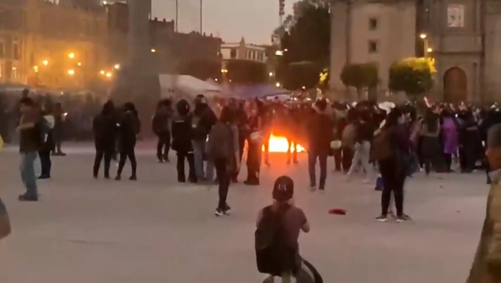 Incendian casas de campaña en marcha contra la violencia en CDMX. Noticias en tiempo real