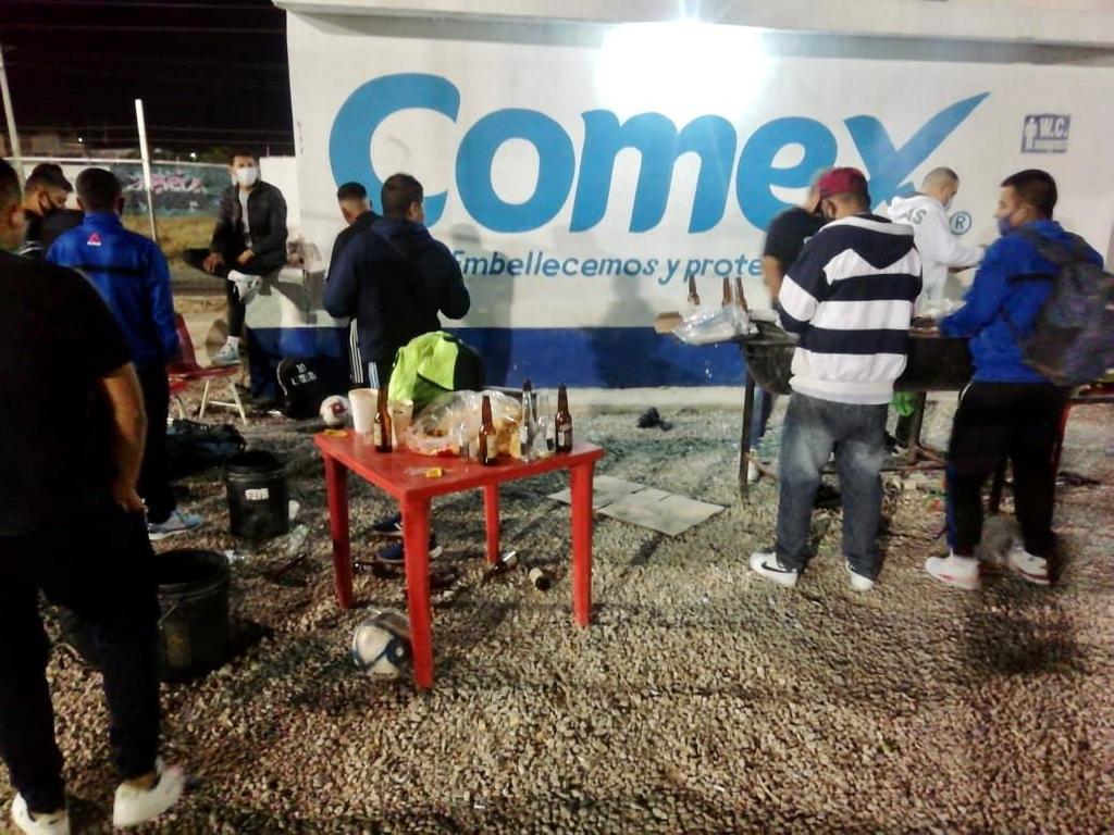 Clausuran cancha de futbol en Torreón por venta y consumo de alcohol. Noticias en tiempo real