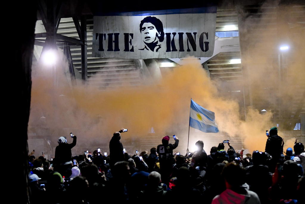 Recuerdan a Maradona en el estadio San Paolo napolitano. Noticias en tiempo real