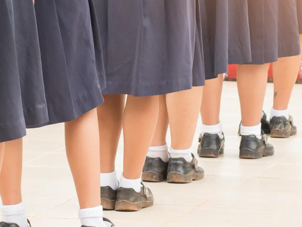 Escuela pide a las alumnas cubrir sus rodillas ‘porque distraen a los profesores’. Noticias en tiempo real
