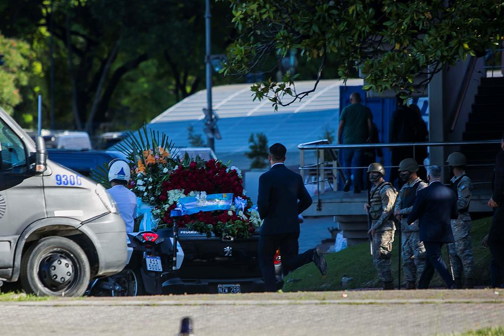 Llegan restos de Maradona a cementerio; le darán el último adiós. Noticias en tiempo real