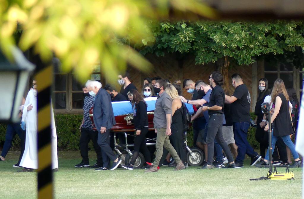 Sepultan restos de Diego Maradona tras ceremonia privada en Buenos Aires. Noticias en tiempo real