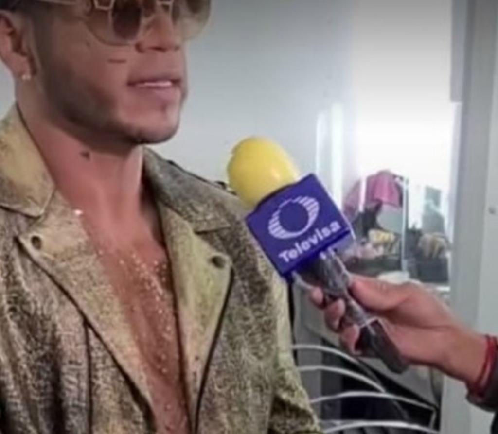 Televisa entrevista a Samo protegiendo su micrófono del COVID con condón. Noticias en tiempo real