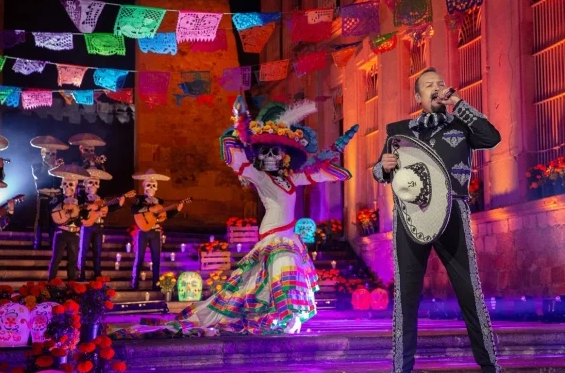 Pepe Aguilar e hijos dedican concierto a Flor Silvestre Pepe Aguilar e hijos dedican concierto a Flor Silvestre