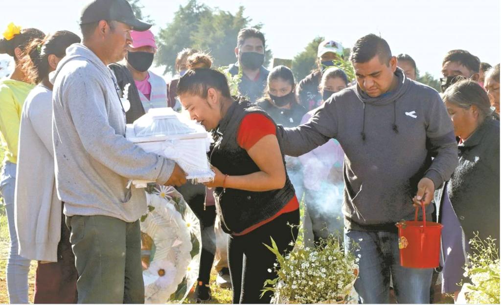 Familiares despiden a Lazarito, bebé declarado muerto por error en hospital de Puebla. Noticias en tiempo real