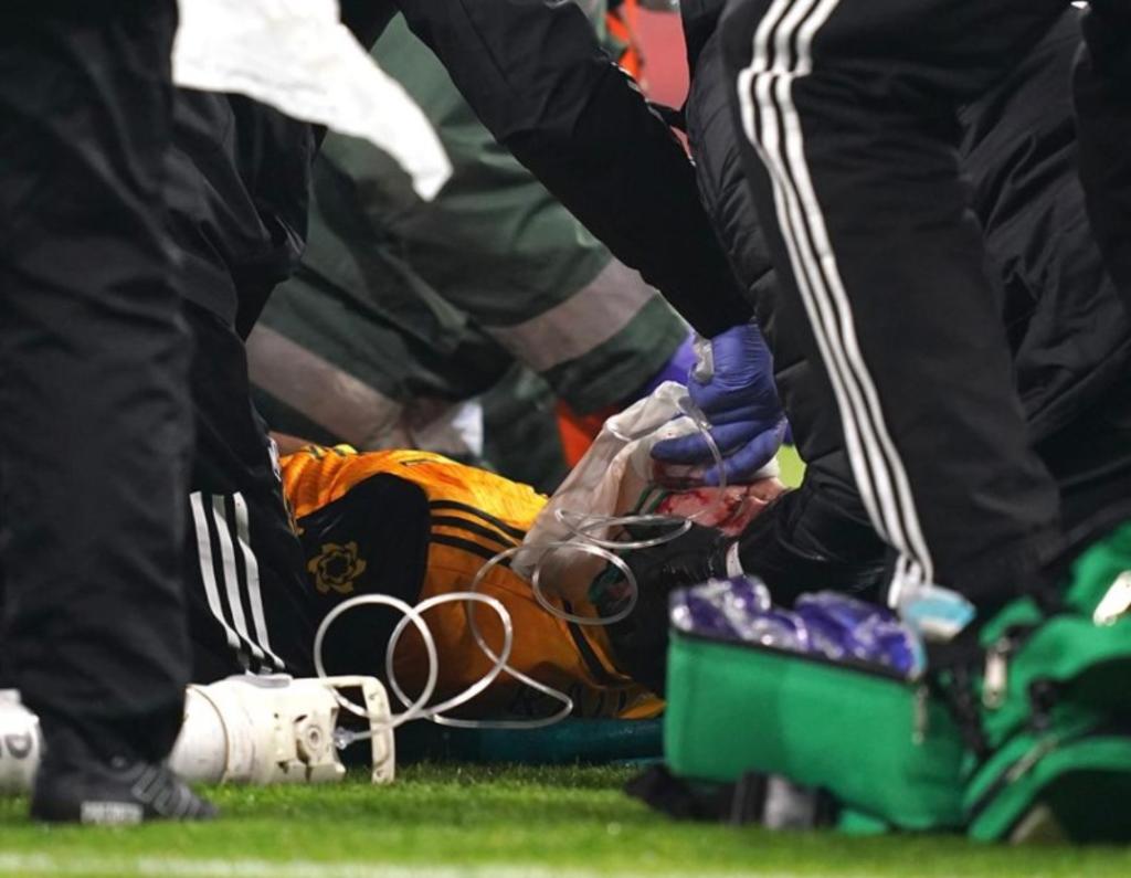 Raúl Jiménez queda inconsciente tras duro cabezazo; es retirado en camilla. Noticias en tiempo real