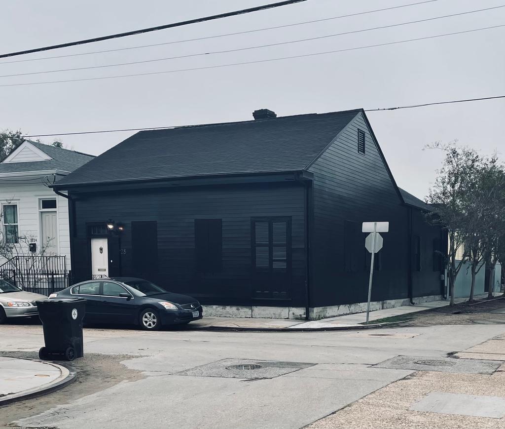 Mujer pinta su casa de negro para conmemorar el 2020. Noticias en tiempo real