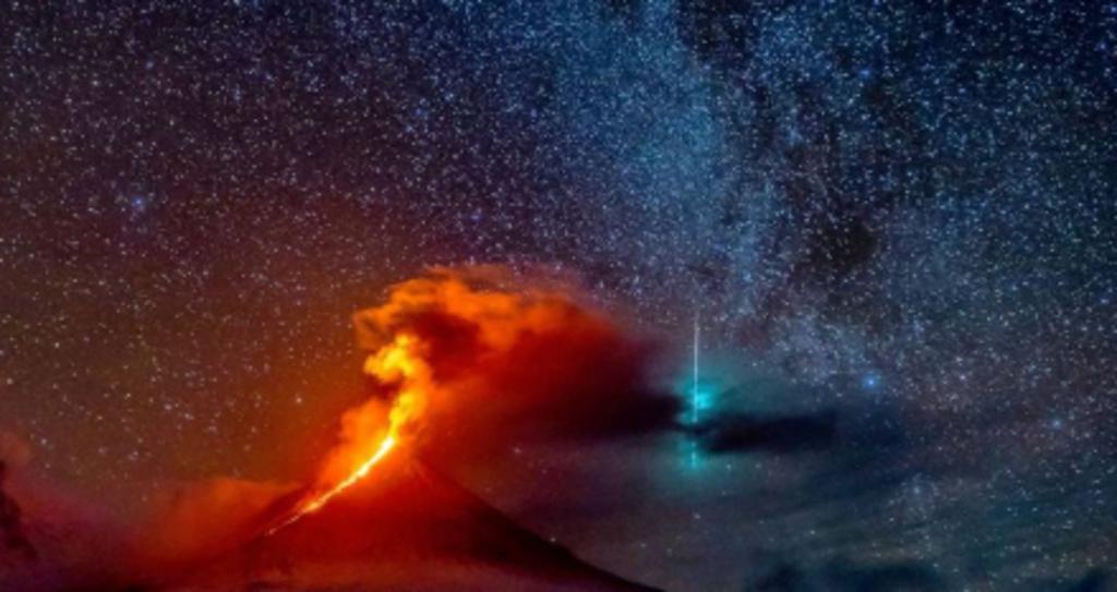 Fotógrafa rusa capta destello de meteorito mientras grababa la erupción de un volcán. Noticias en tiempo real
