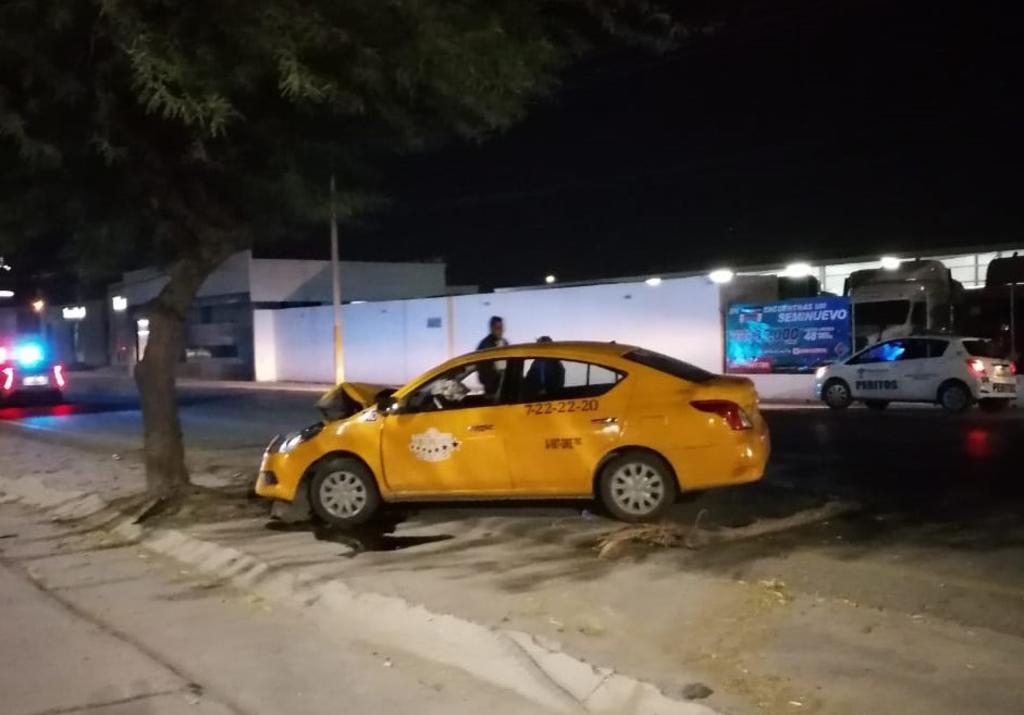 Taxista choca en periférico de Torreón y abandona unidad. Noticias en tiempo real