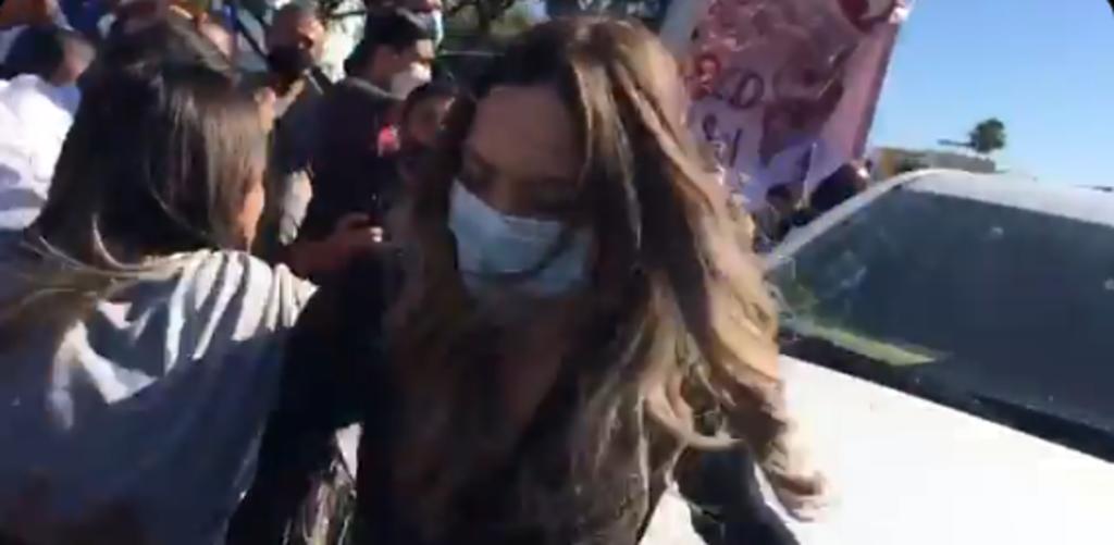 VIDEO: Manifestante da cachetada a elemento de seguridad de AMLO. Noticias en tiempo real