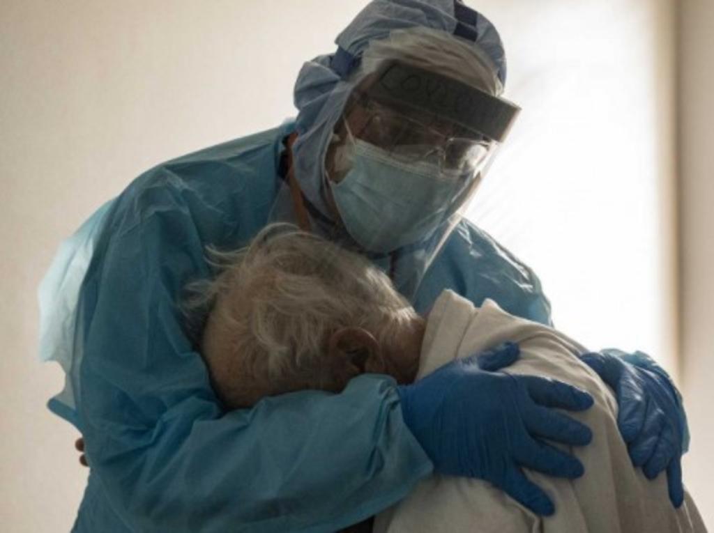 Médico abraza a anciano grave de COVID-19 en el Día de Acción de Gracias. Noticias en tiempo real