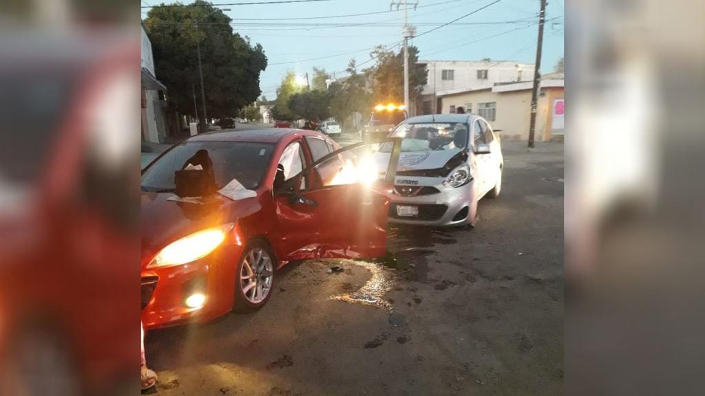 Chocan taxi y auto particular en la colonia Santa Rosa de Gómez Palacio. Noticias en tiempo real