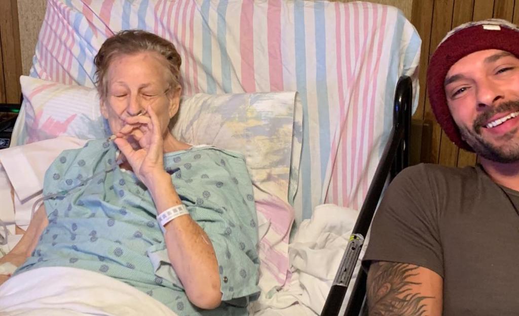 Abuelita pasa sus últimas horas fumando marihuana con su nieto. Noticias en tiempo real