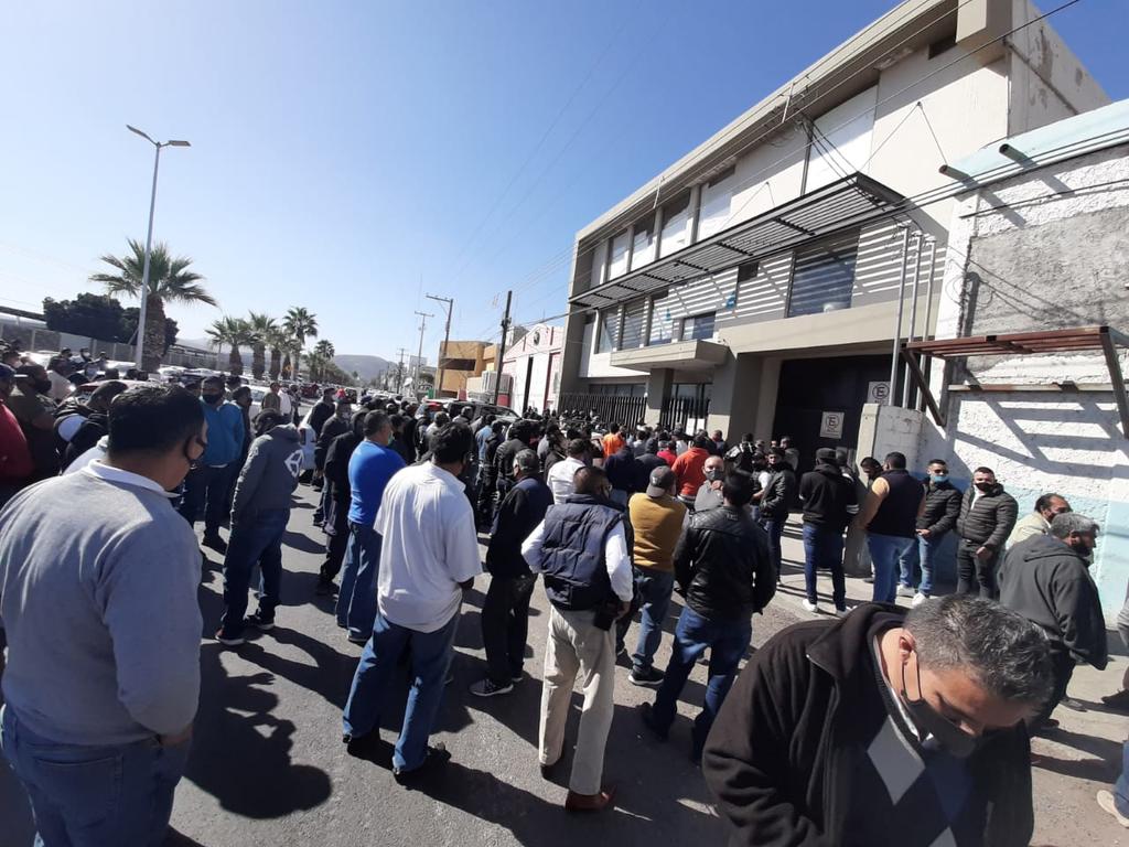 Bloquean más de 100 taxistas de Gómez Palacio el bulevar González de la Vega. Noticias en tiempo real