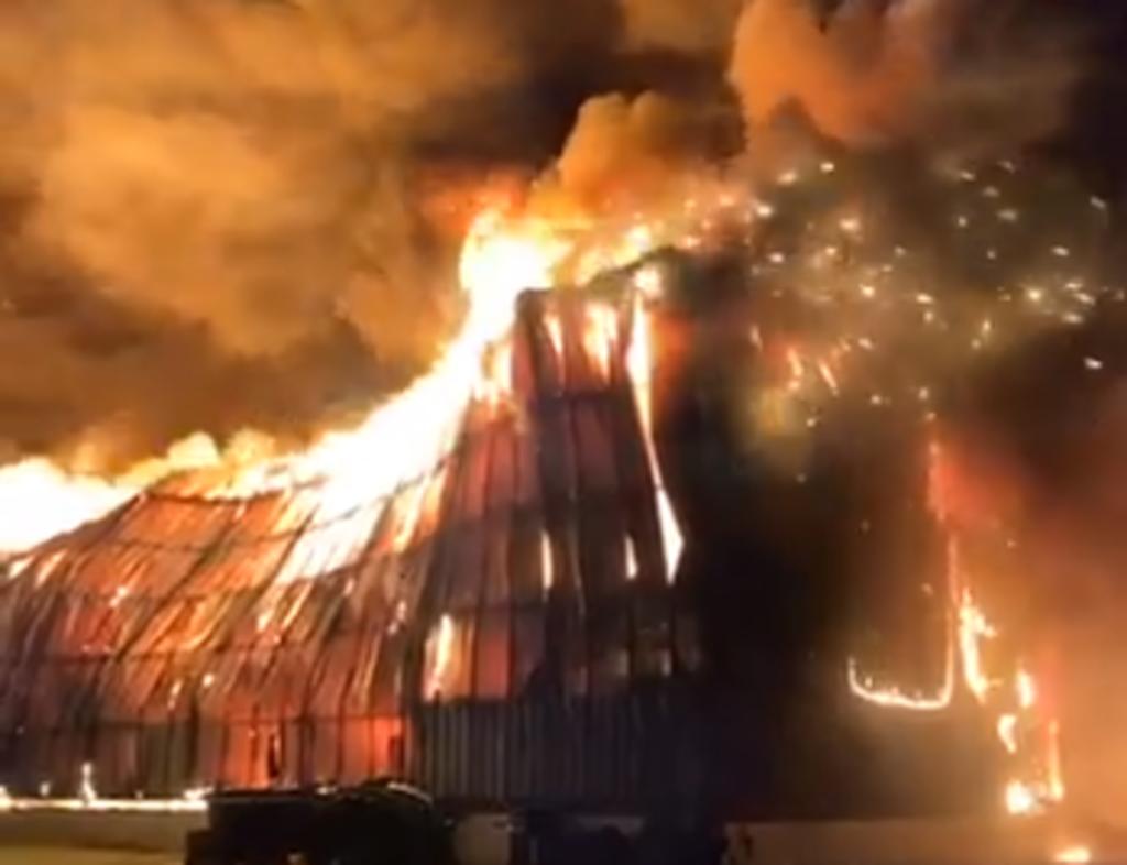 Reportero capta del derrumbe de edificio en llamas tras el colapso de su techo. Noticias en tiempo real