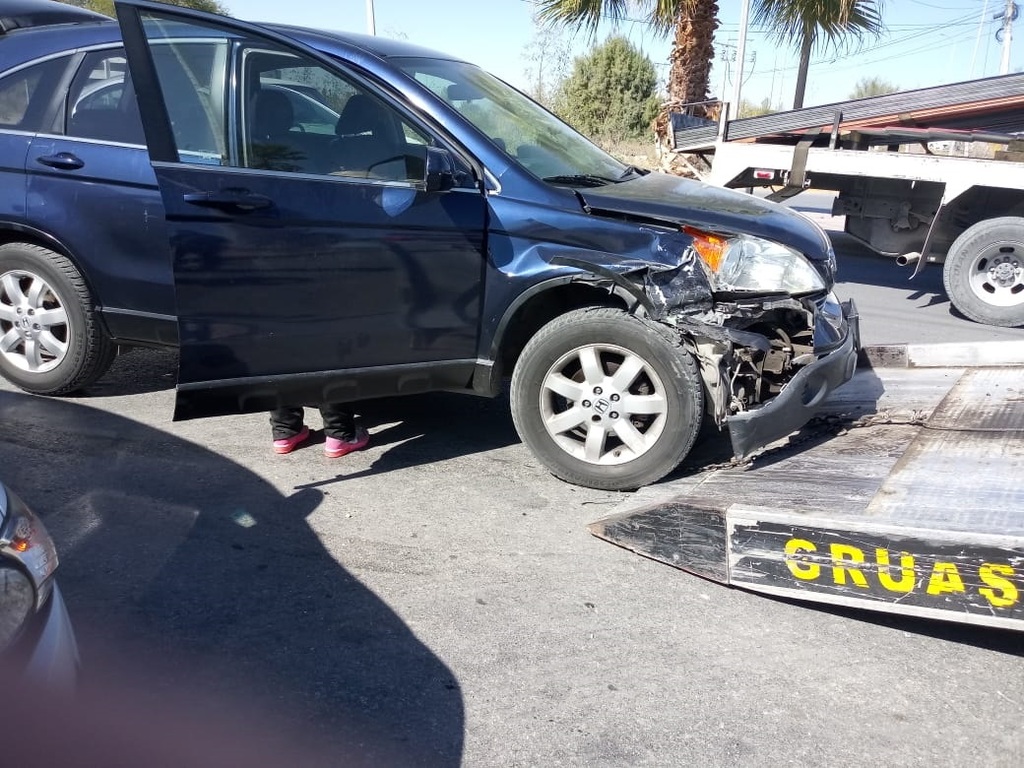 Choca camión repartidor con camioneta. Noticias en tiempo real