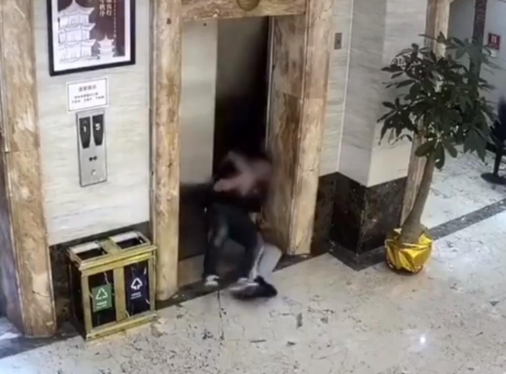 Dos hombres supuestamente ebrios caen por el hueco del elevador. Noticias en tiempo real