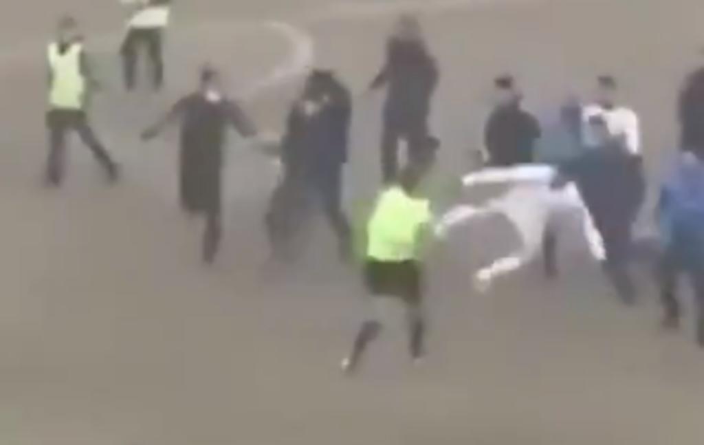 Jugador de futbol ataca al árbitro con patada voladora al final de un tenso partido. Noticias en tiempo real