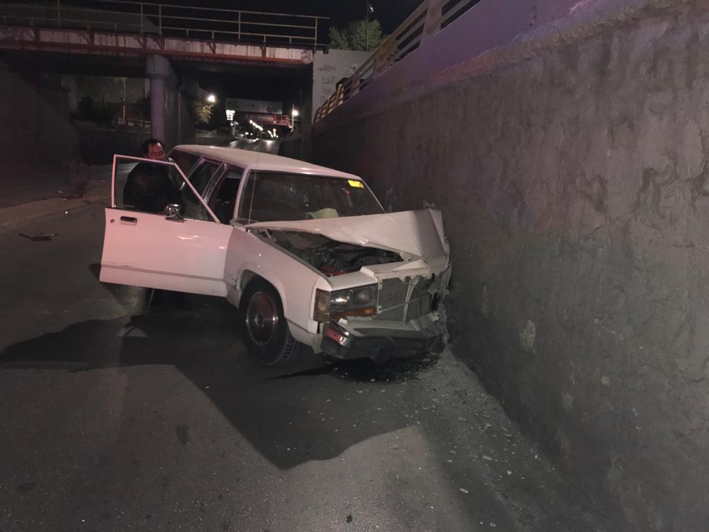 Conductor de carroza se impacta contra muros de desnivel en Gómez Palacio. Noticias en tiempo real