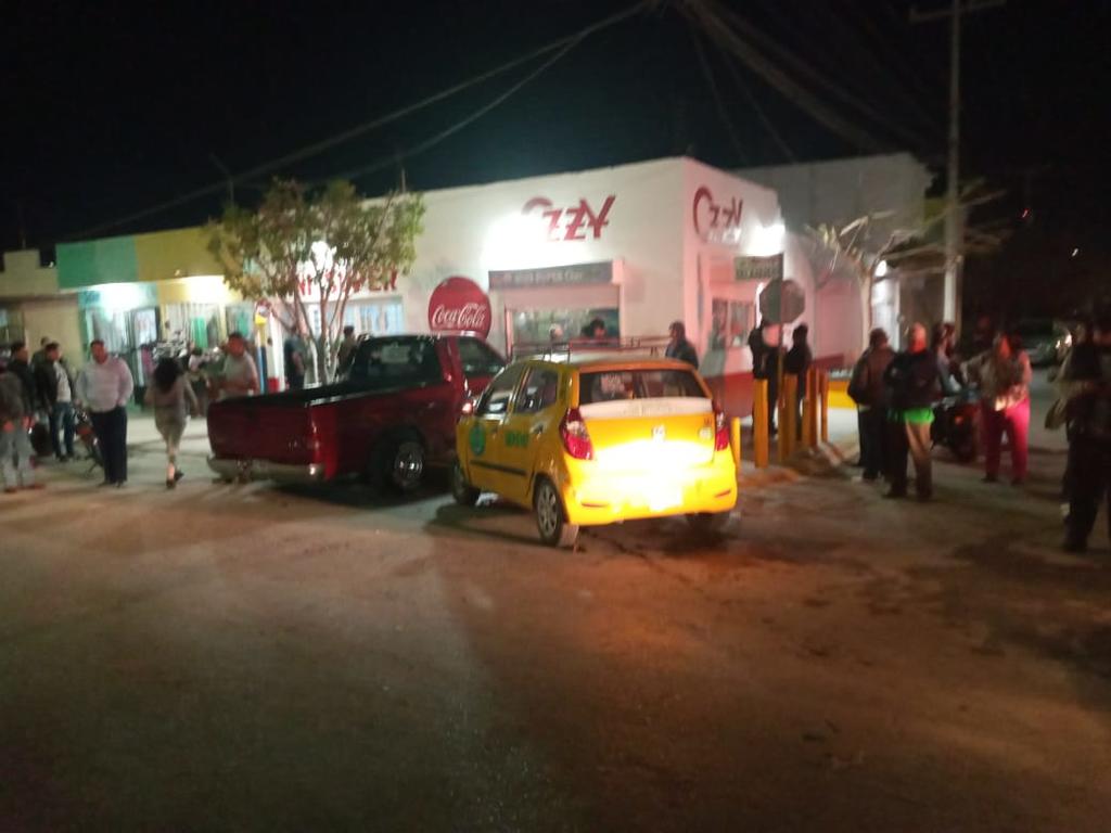 Taxi impacta a camioneta y la proyecta contra minisuper en Torreón. Noticias en tiempo real
