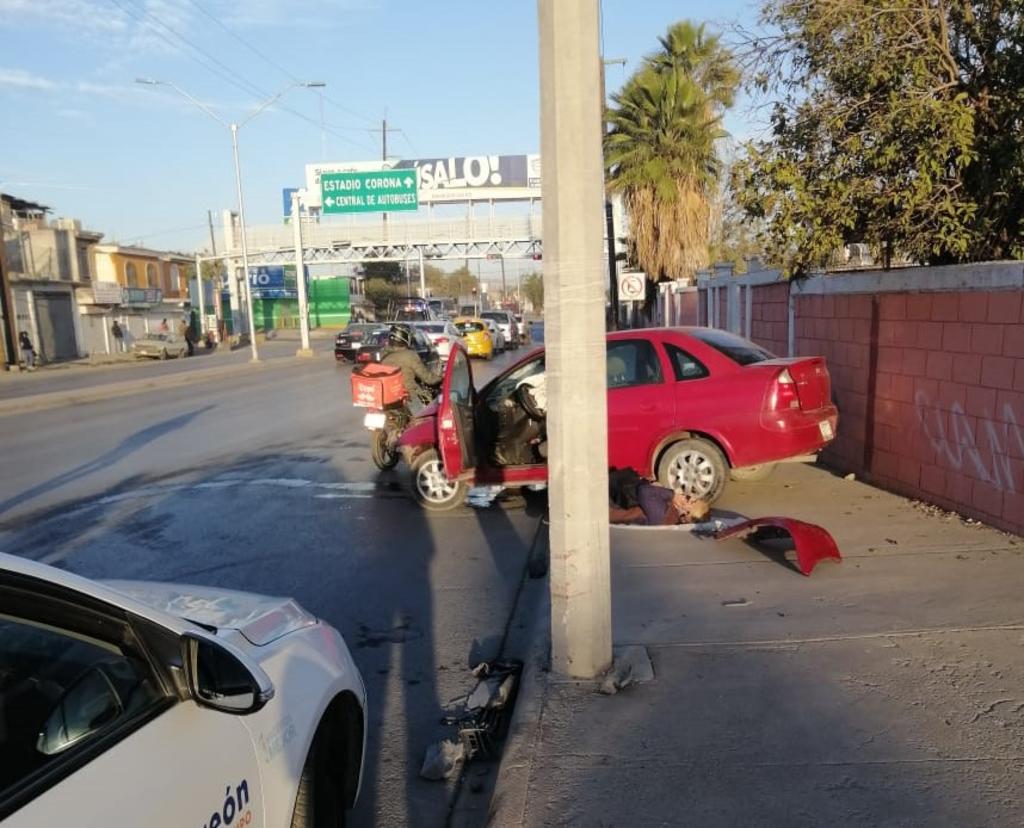 Conductora en Torreón impacta su vehículo contra un poste . Noticias en tiempo real
