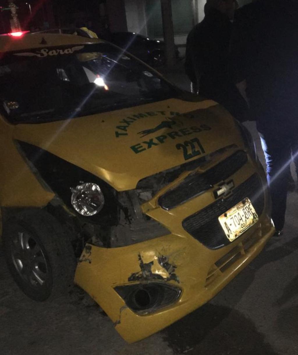 Taxista ebrio en Torreón se impacta con dos autos estacionados. Noticias en tiempo real
