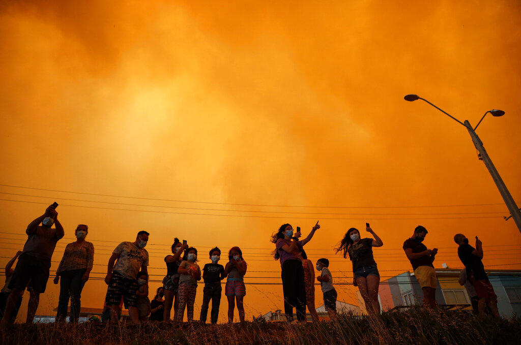 Autoridades de Chile ordenan evacuar a 25 mil personas por incendio forestal. Noticias en tiempo real