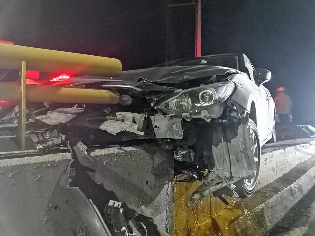 Conductora de Torreón impacta su vehículo en desnivel de Senderos. Noticias en tiempo real