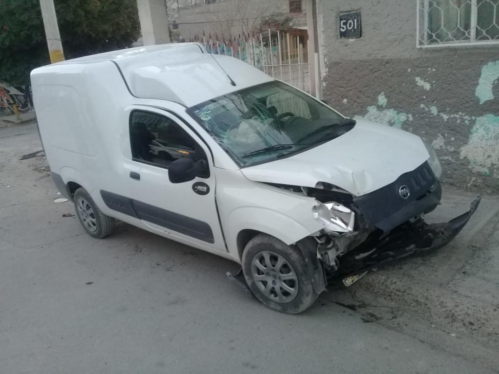 Roban camioneta en Torreón y la abandonan tras choque. Noticias en tiempo real