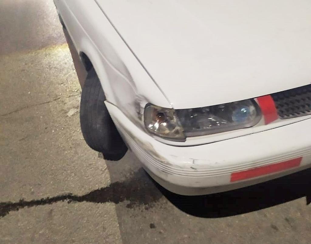 Ebrio impacta su vehículo en Torreón contra auto estacionado. Noticias en tiempo real