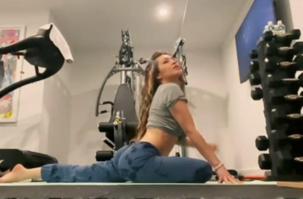 Thalía asombra con su flexibilidad durante rutina de estiramientos. Noticias en tiempo real