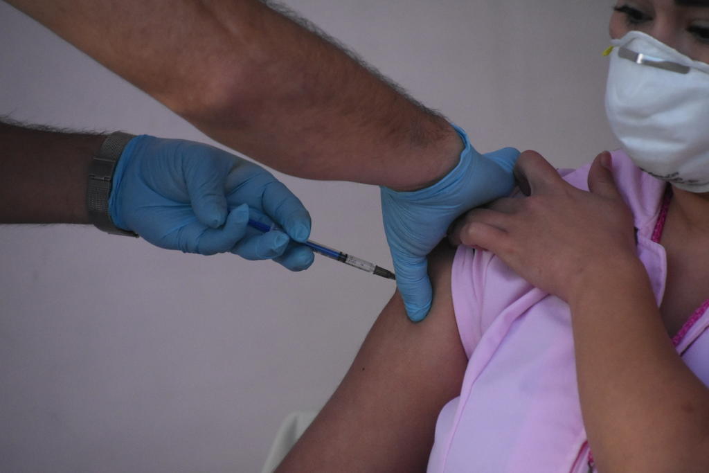 Pendientes de vacunar alrededor de 600 trabajadores de la salud de las regiones Carbonífera y Norte de Coahuila. Noticias en tiempo real