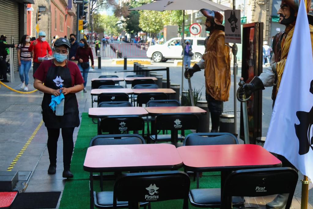 Restaurantes reabren con mesas en la banqueta en la CDMX. Noticias en tiempo real