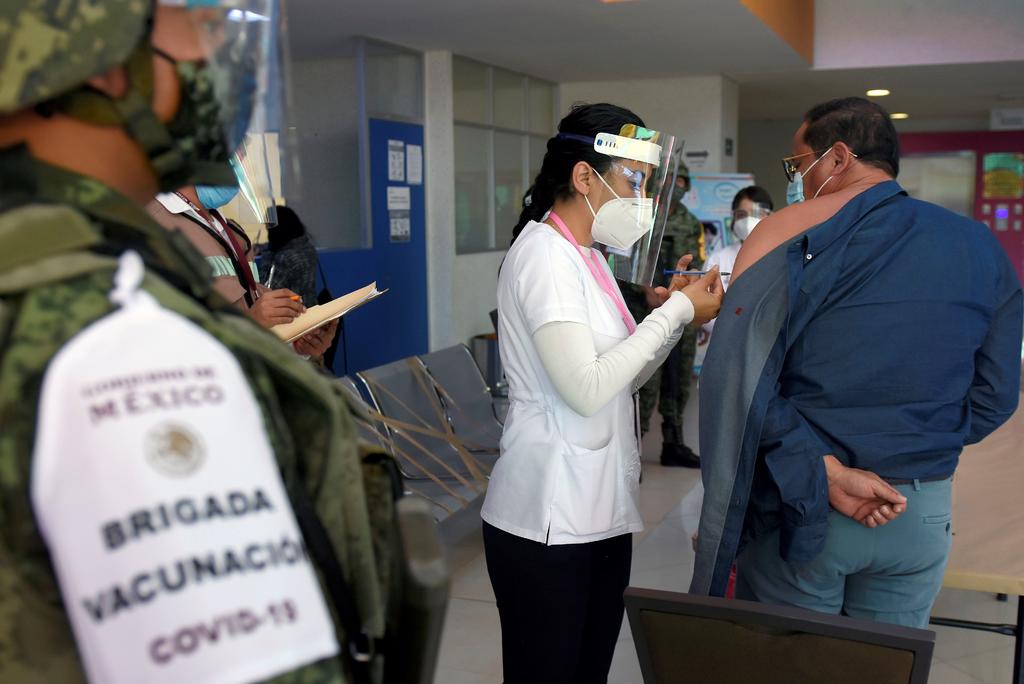 Presentan reacción a vacuna COVID 100 trabajadores en Oaxaca. Noticias en tiempo real
